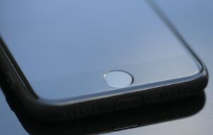 Cara Membersihkan Speaker iPhone yang Terkena Air